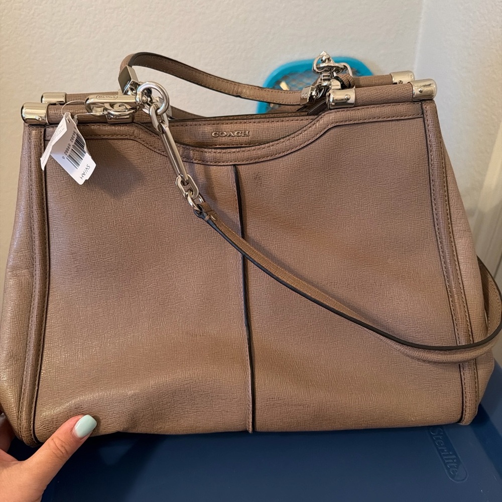 👜 Coach Leather Carryall Crossbody Bag – SV/Ash (Taupe Gray) - Picture 4 of 16